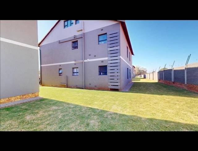 3 BEDROOM TOWNHOUSE FOR SALE IN NORTON HOME ESTATE